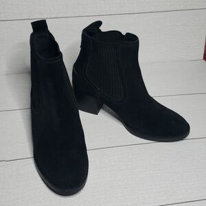 Ugg 7.5 black suede pull on Chelsea heel boots